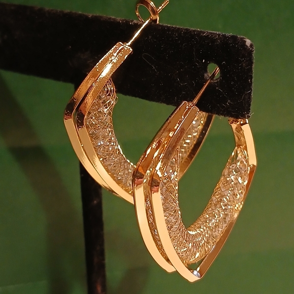 ✨️Gold Vermeil 4 side Gold Tone Mesh Post Earrings✨️ - Picture 14 of 15